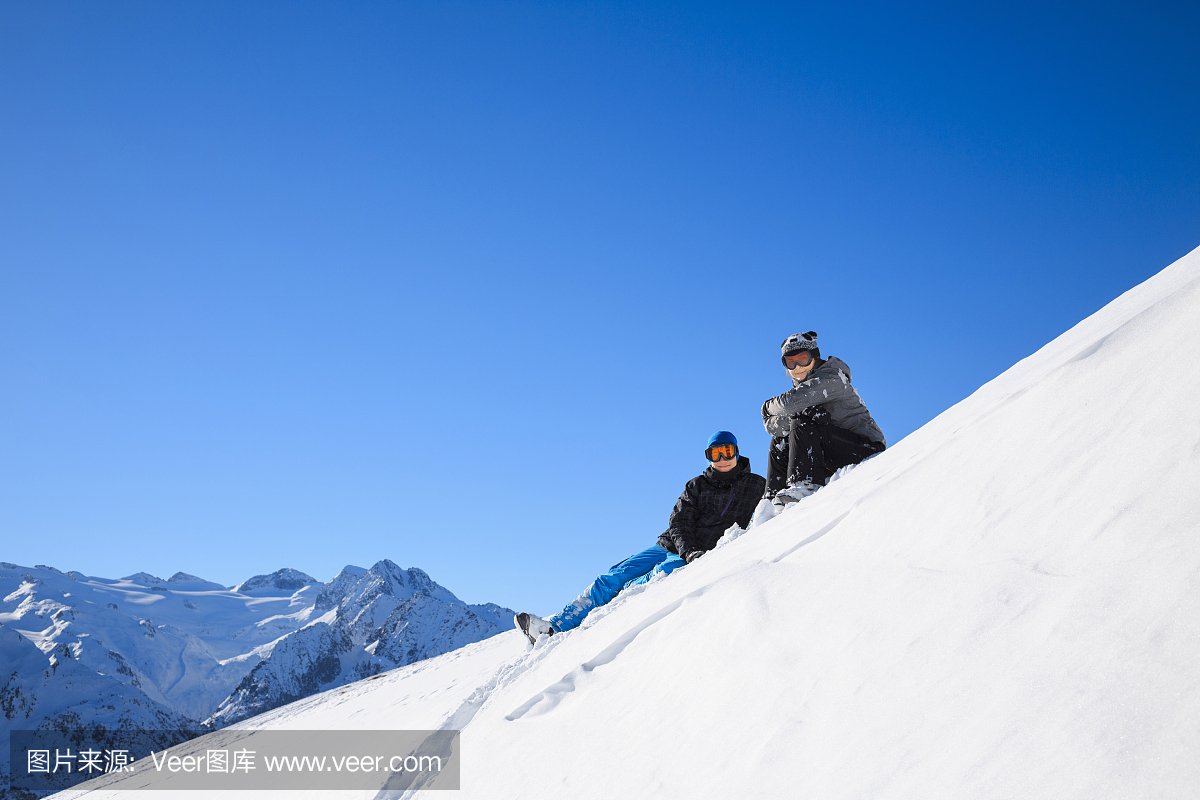 冬季运动玩少年男孩和女孩滑雪者享受