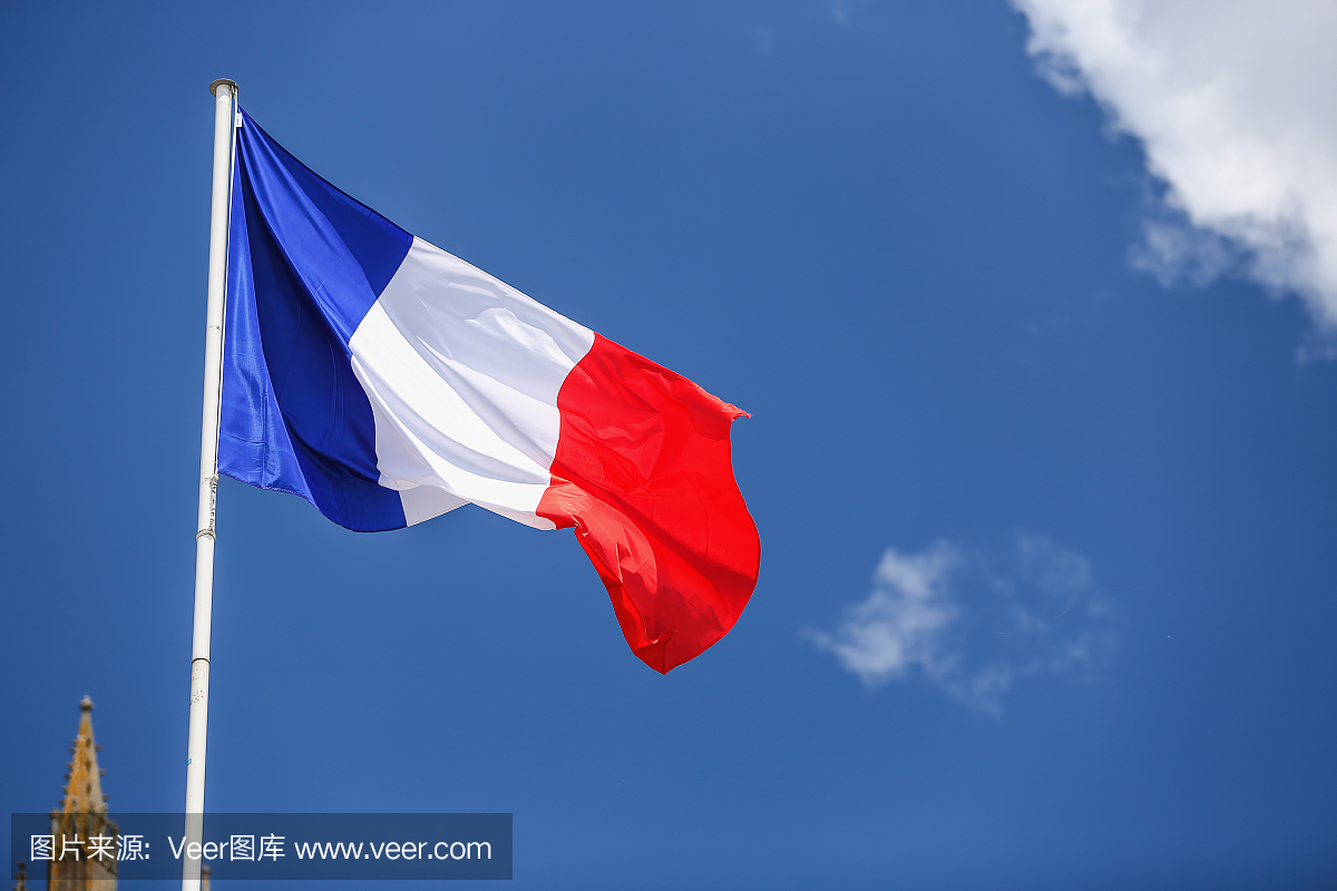 法国国旗反对蓝色多云的天空。