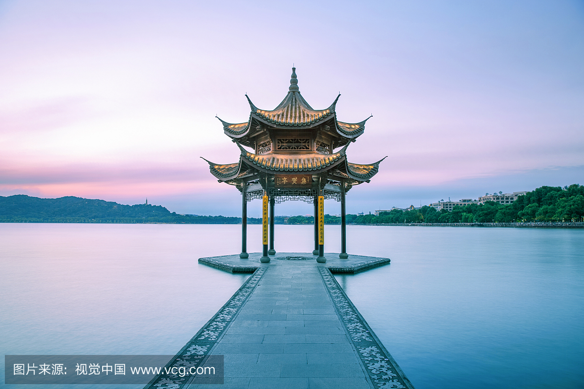 宁静的日落在西湖,中国杭州的亭子上