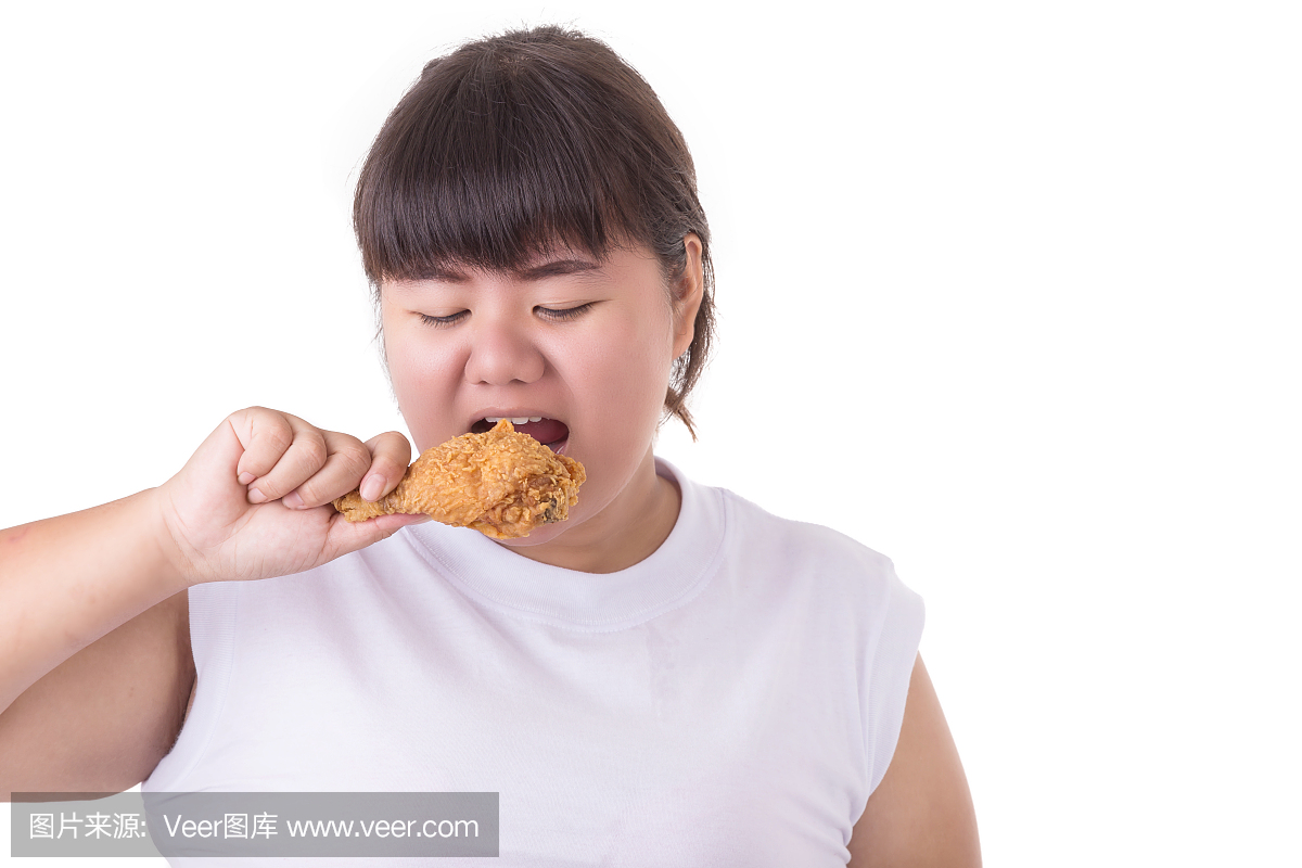 拿着和吃炸鸡的肥胖亚裔妇女被隔绝在白色。食
