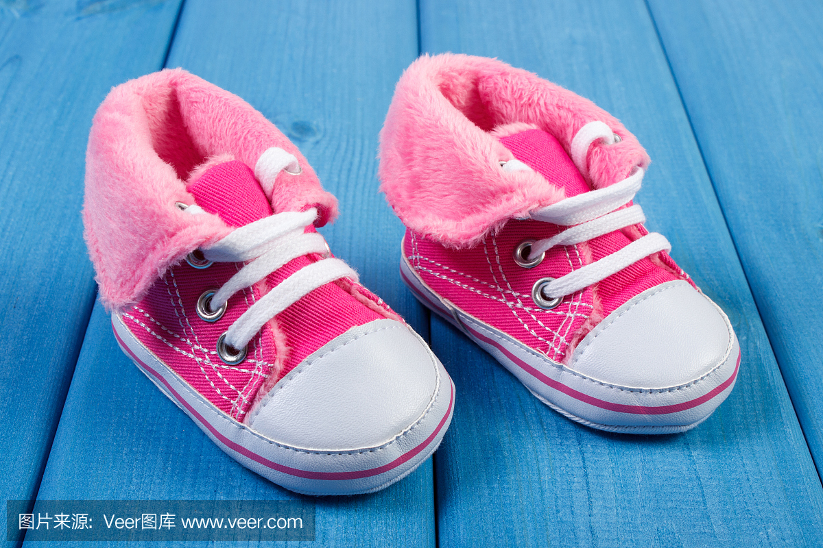 在蓝板上的一双婴儿鞋,期待宝宝