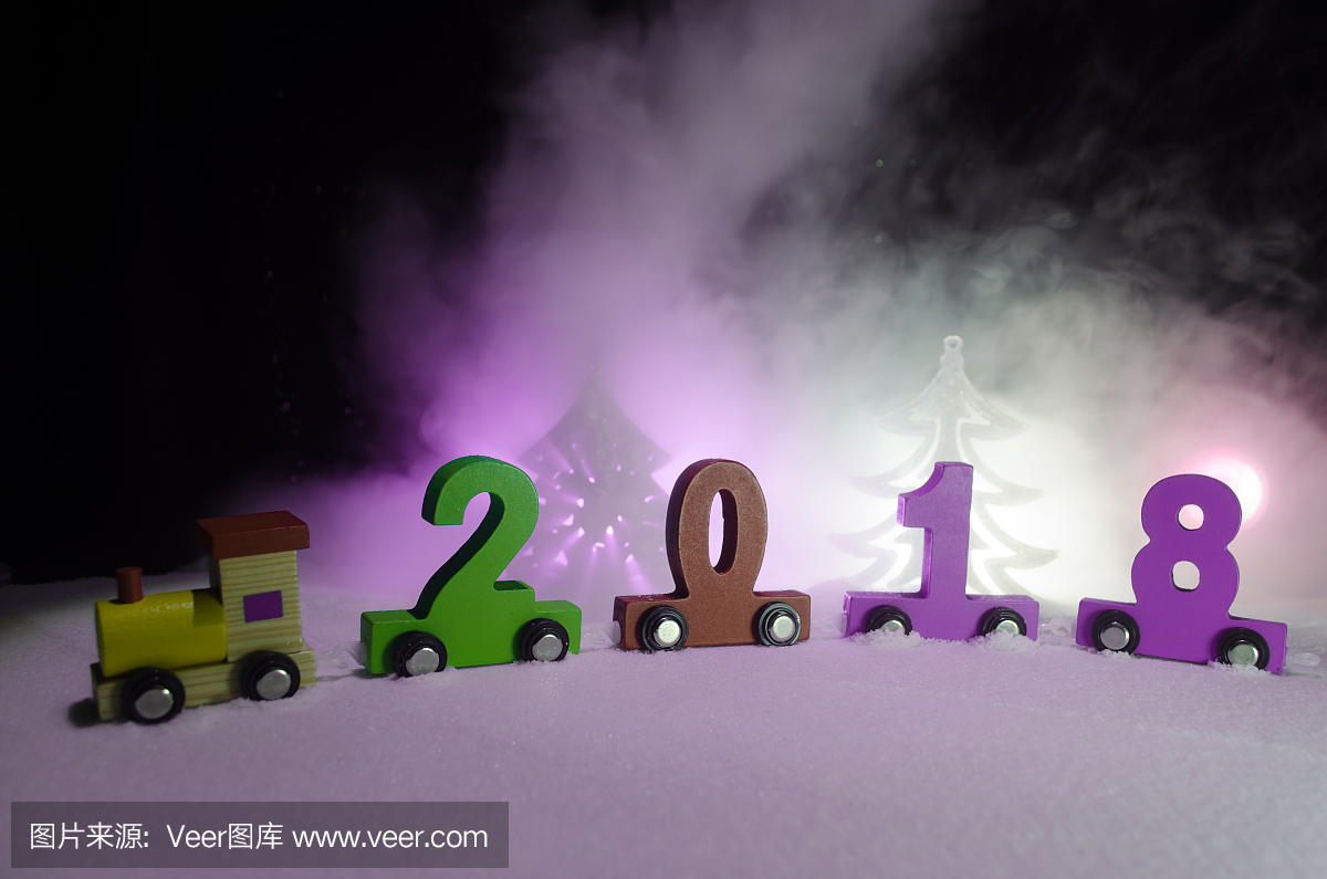 2018年新年快乐,木制玩具火车上载着2018年号