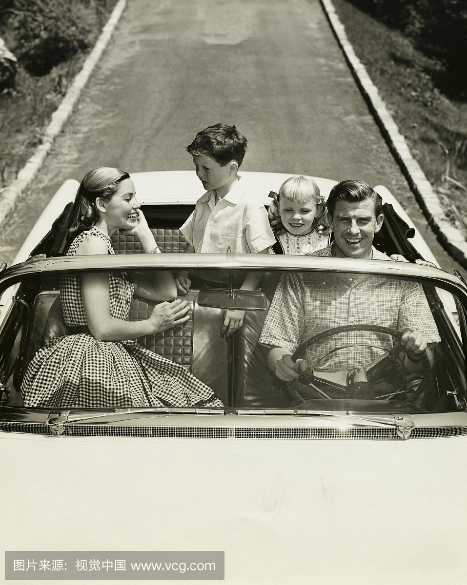 父母和他们的孩子在汽车上旅行的高角度视图