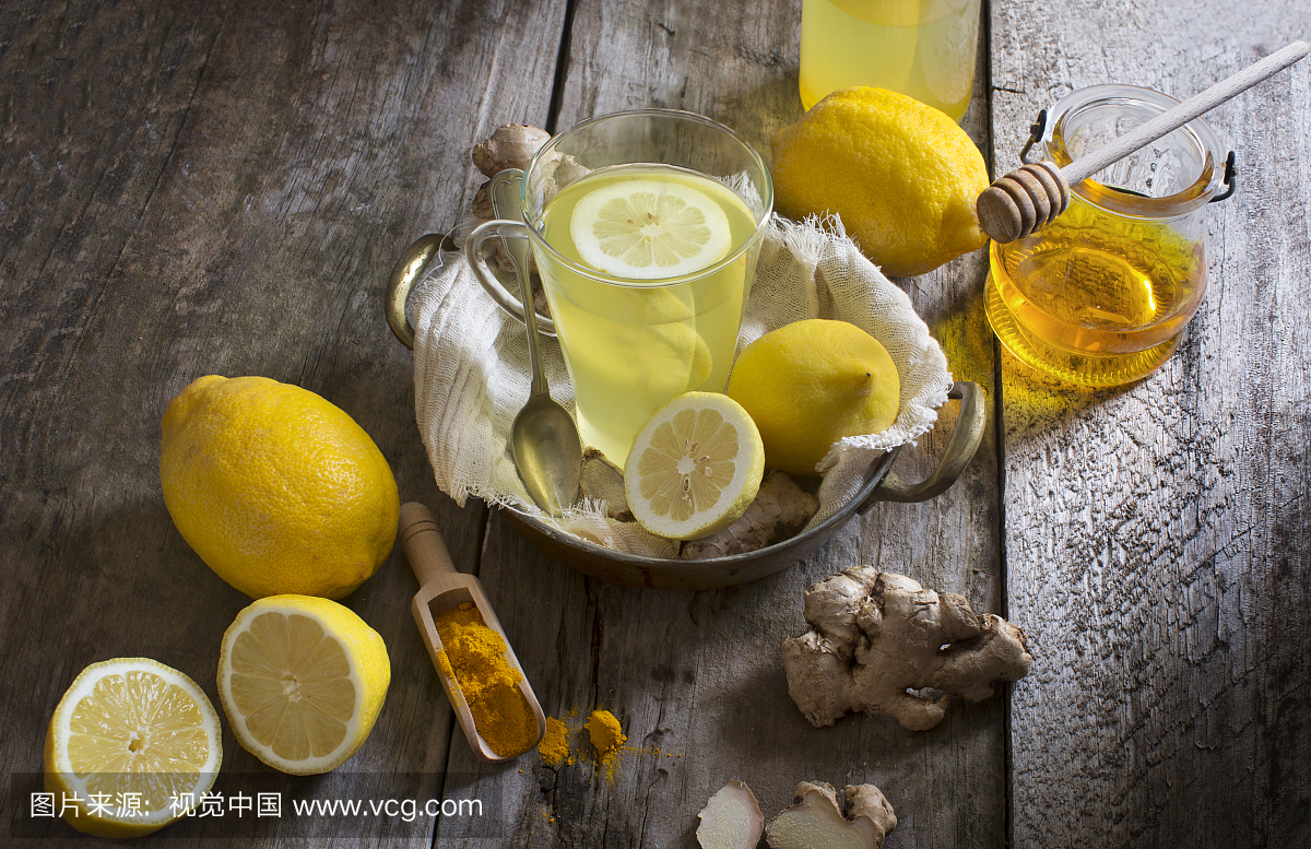 柠檬,姜根和姜黄粉排毒肝脏脂肪燃烧器健康饮
