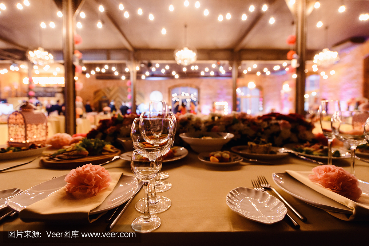 婚宴桌设置为宴会或婚礼活动餐饮。党庆祝婚礼