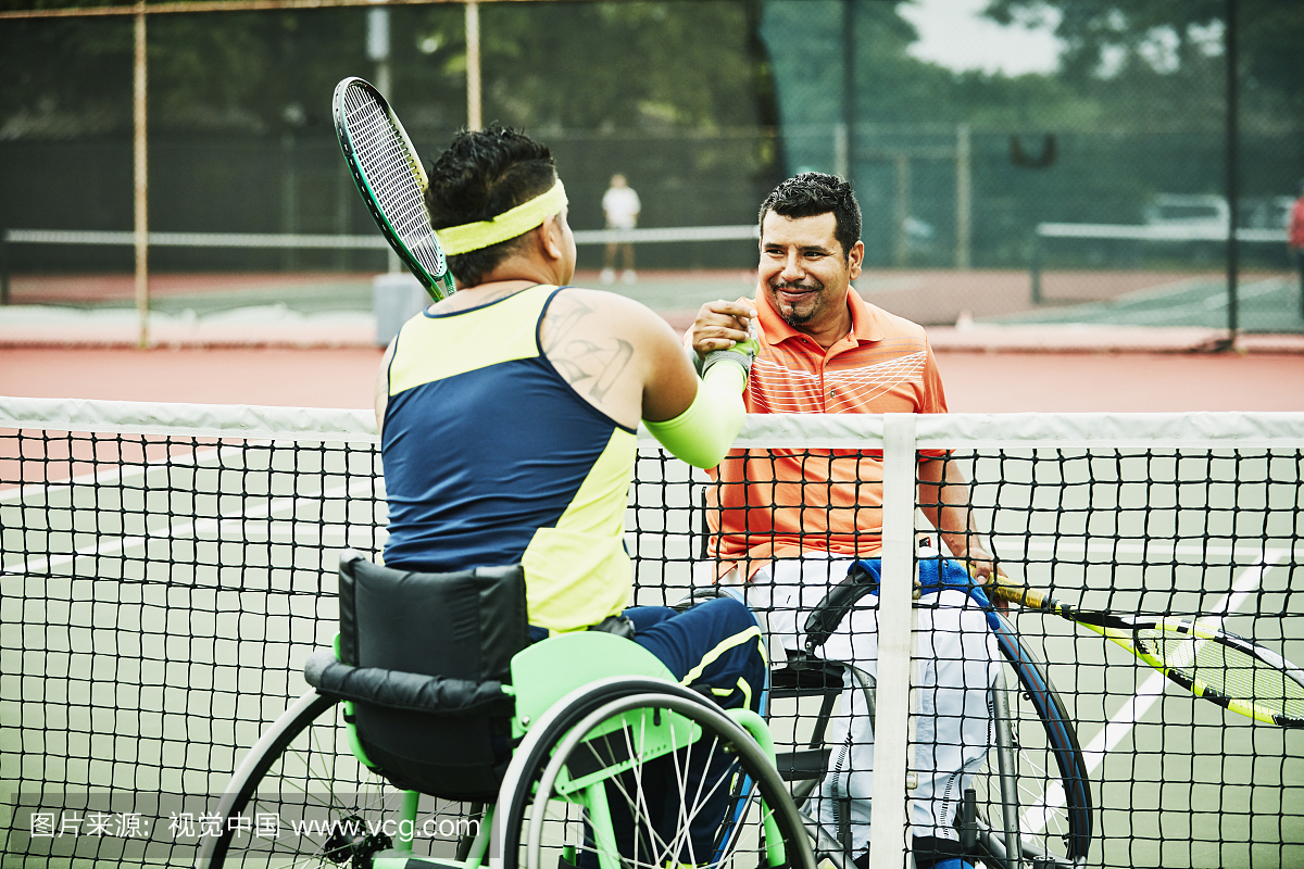自适应运动员在轮椅网球比赛后握手网