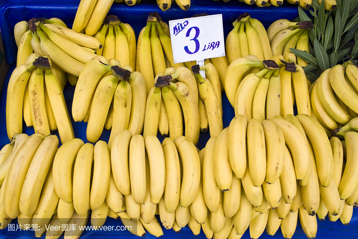 一束黄色的香蕉在一个新鲜的市场。