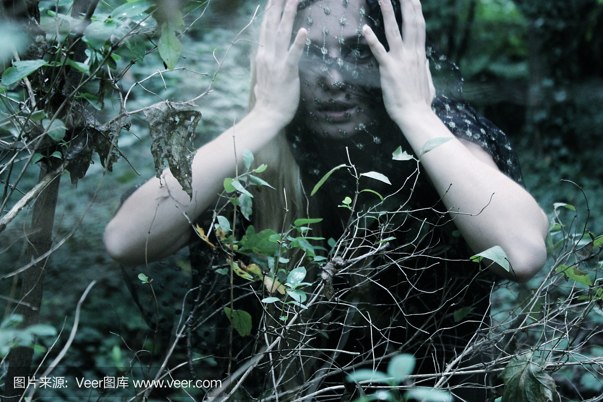 可怕的森林里的女人
