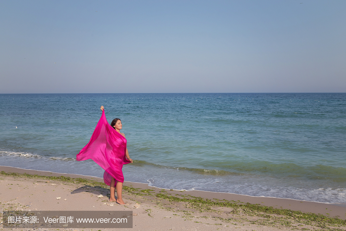 一个美丽的年轻女子在异国风情的沙滩上的肖像