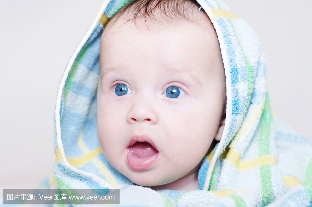 可爱的宝宝年龄4个月在蓝色毛巾
