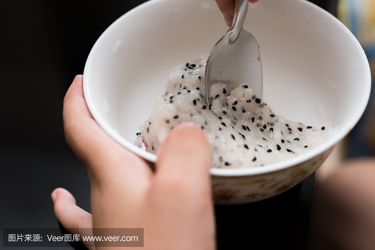 孩子吃新鲜的火龙果