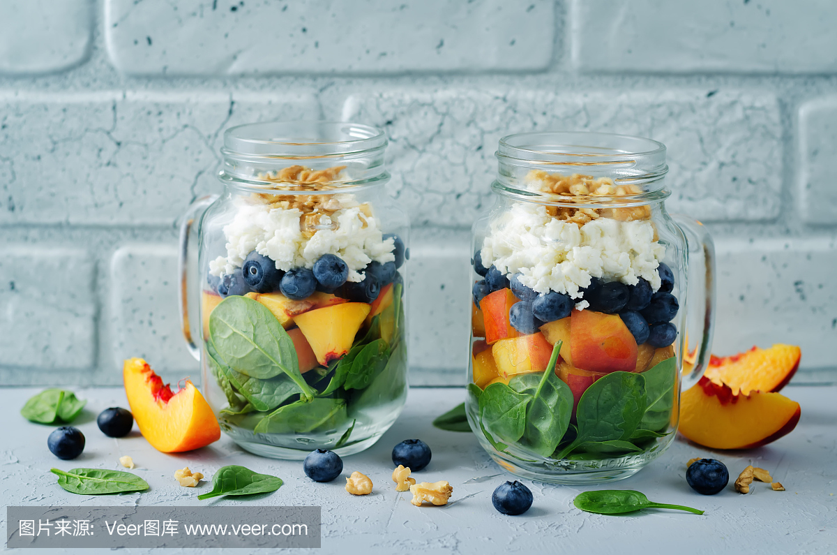 菠菜桃蓝莓山羊奶酪核桃沙拉在罐子里