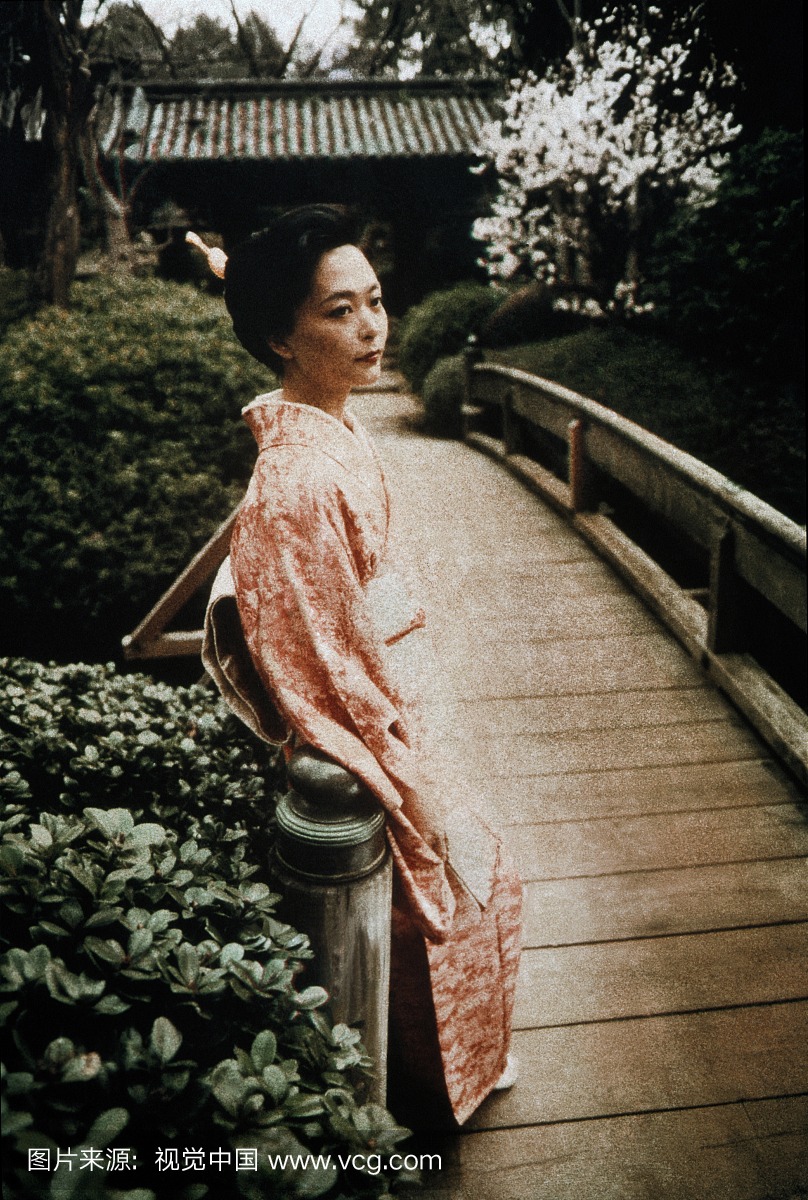 日本,东京,和服的女人,站在桥上(转移图像