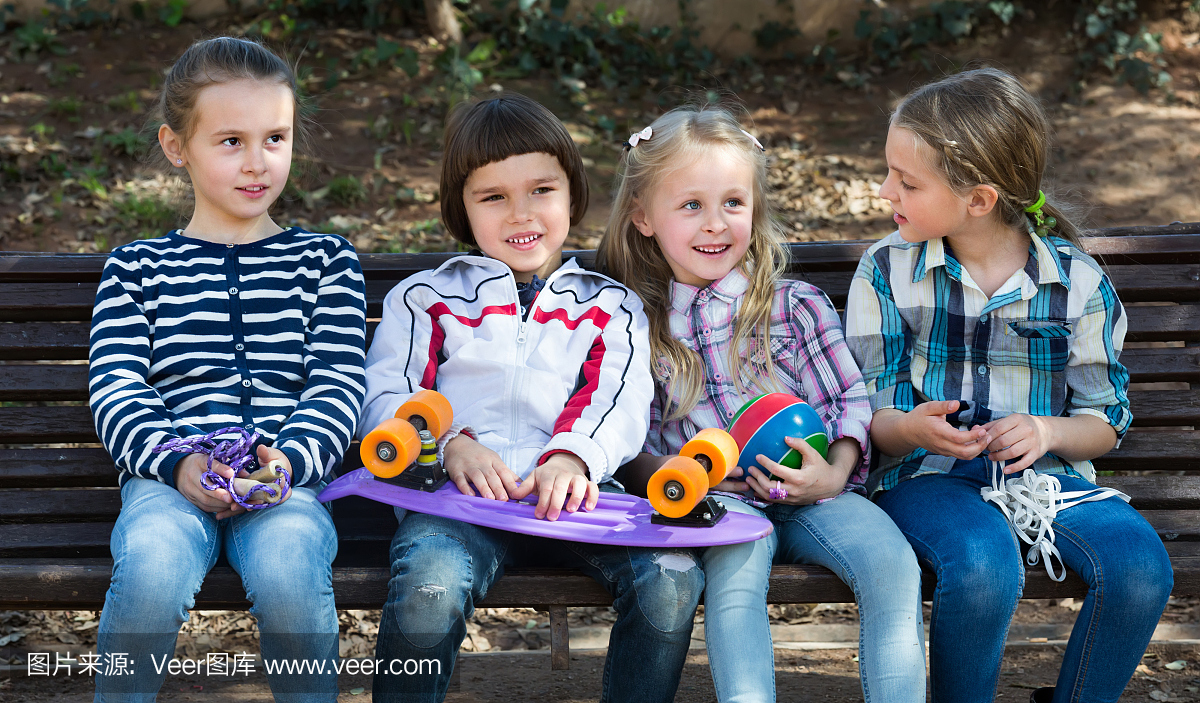 耳语,告密,你知我知,低声说