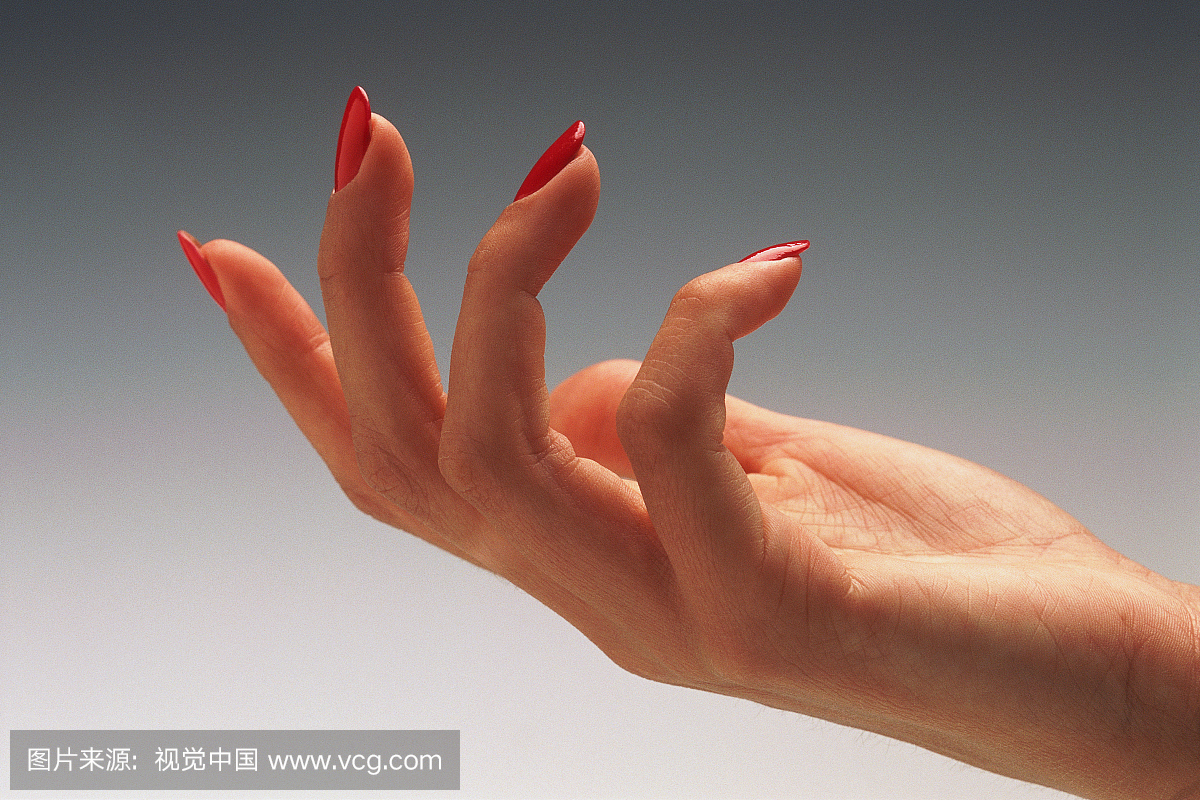 修指甲的女人的手与绘指甲