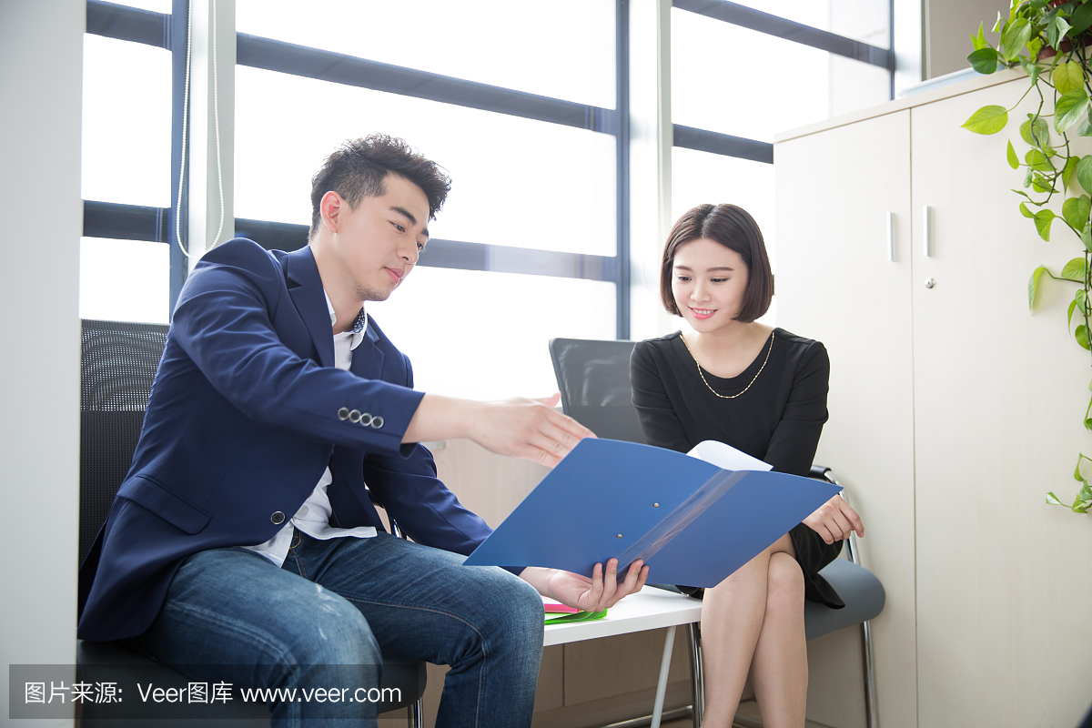 年轻的老板和助理在工作