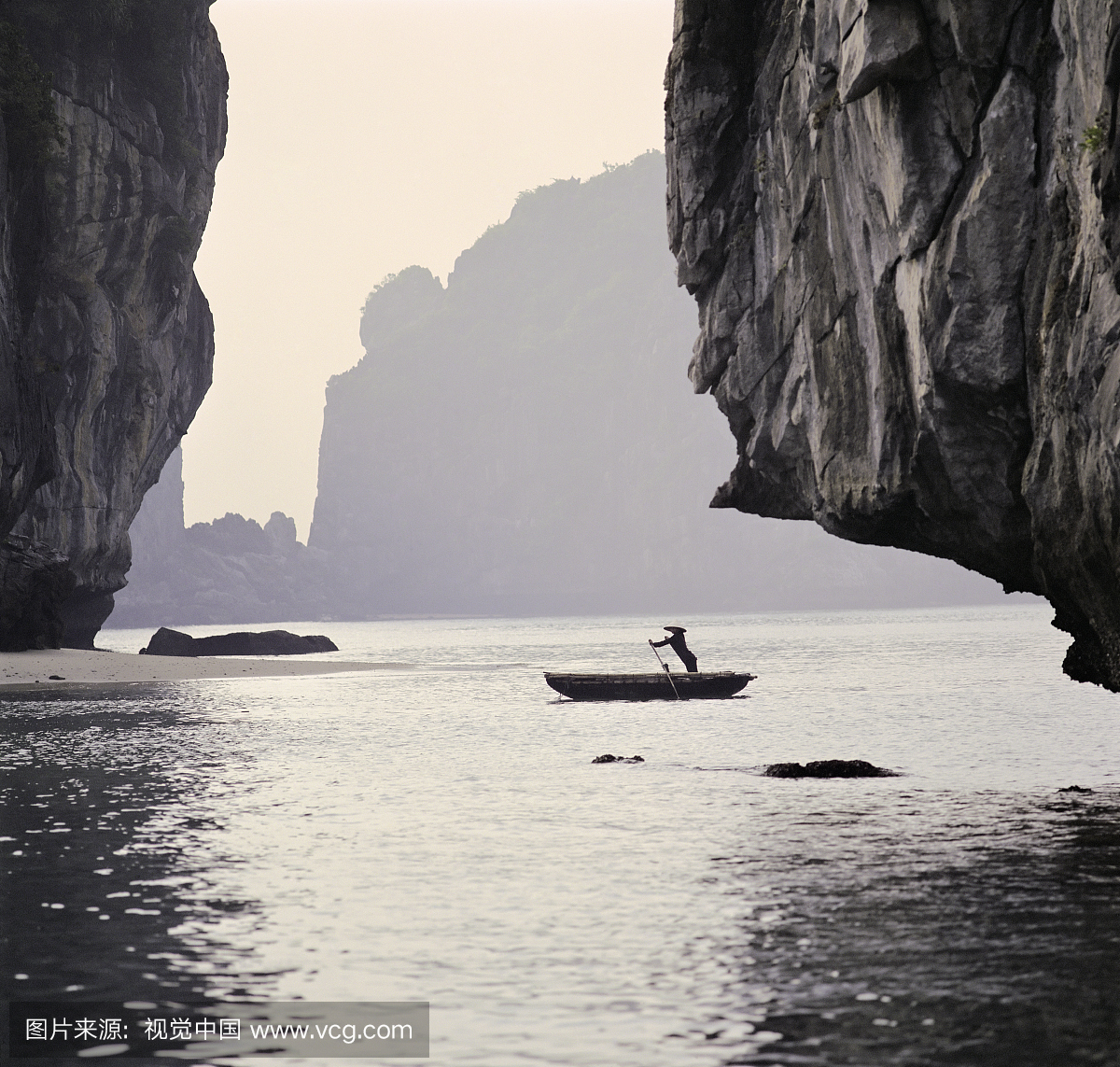 穿传统服装,划船竹舟