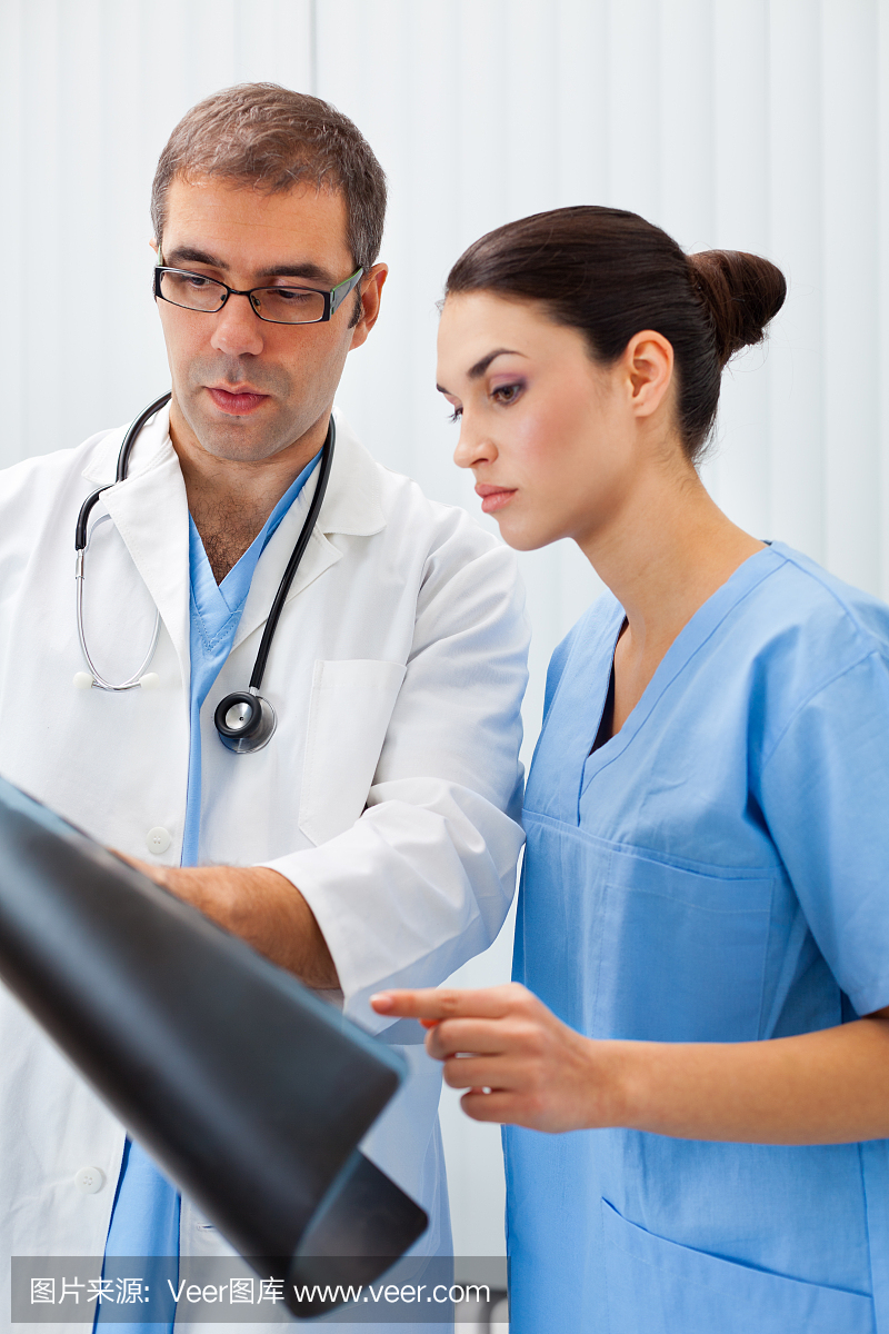 放射科医师分析X线图像