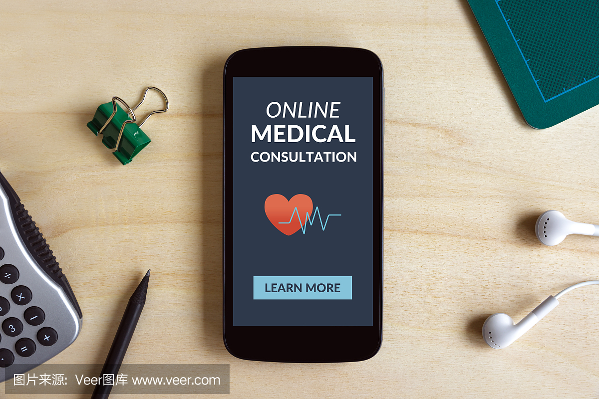 智能手机屏幕上的在线医疗咨询概念在木桌上