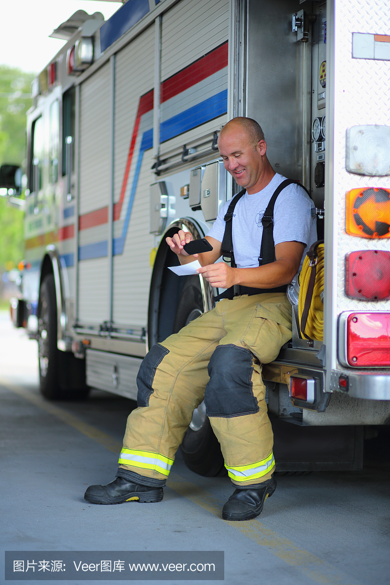 消防员用手机存放支票