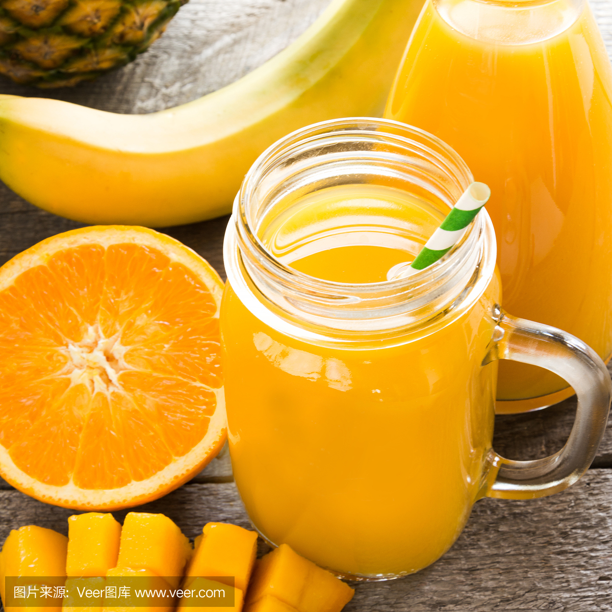 冰沙和果汁与热带水果:芒果,香蕉,橙色在一个玻