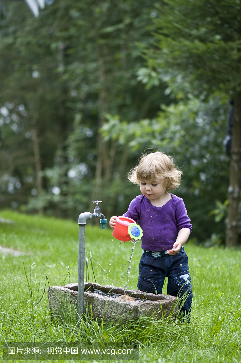 丹麦女孩,一岁半,玩塑料玩具浇水罐