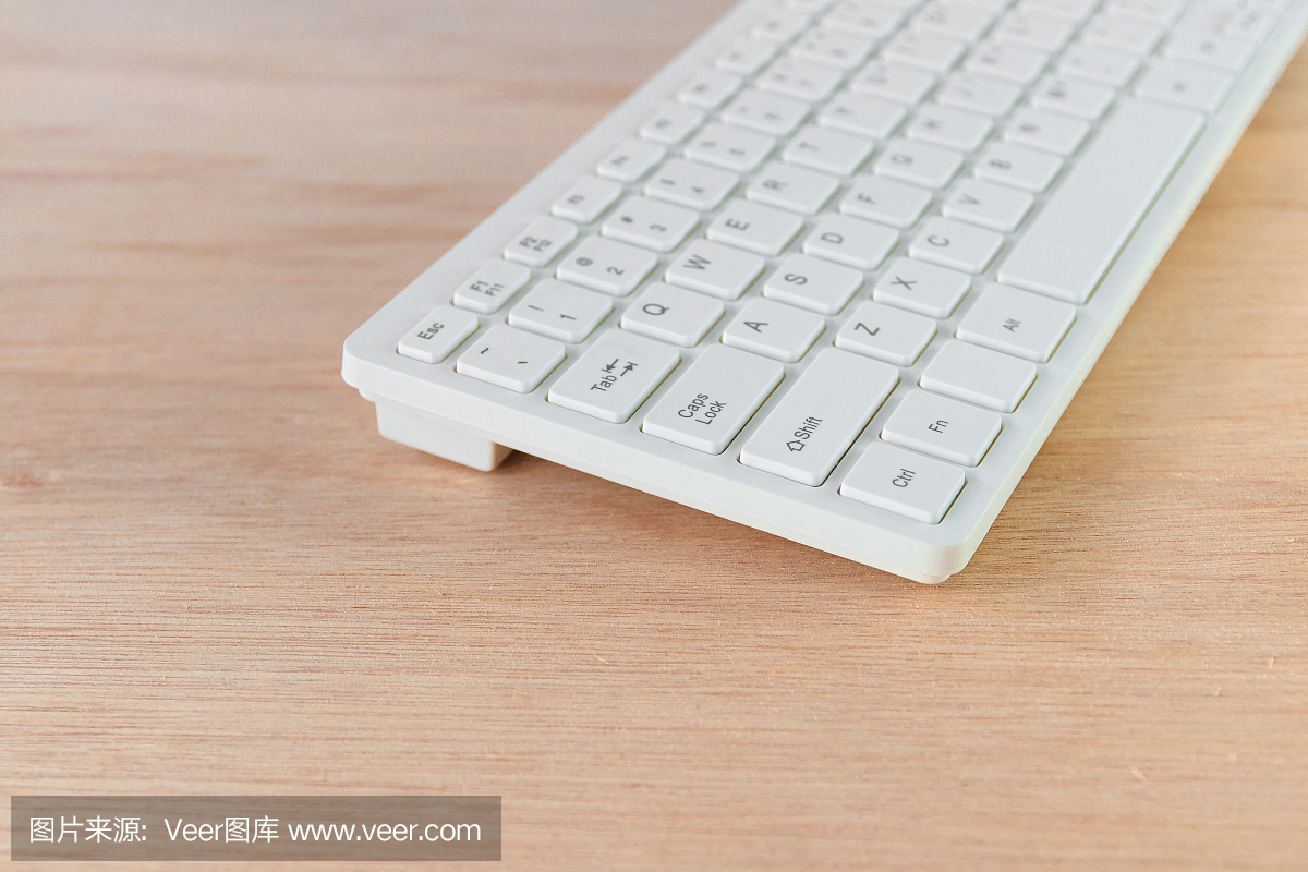 计算机键盘白色与副本空间的木地板上添加文本