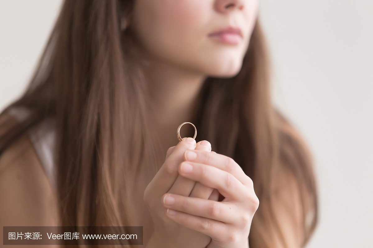 关闭结婚戒指的照片在女人的手中
