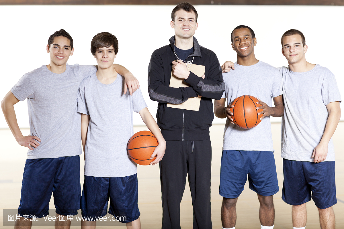 高中男生篮球队与教练