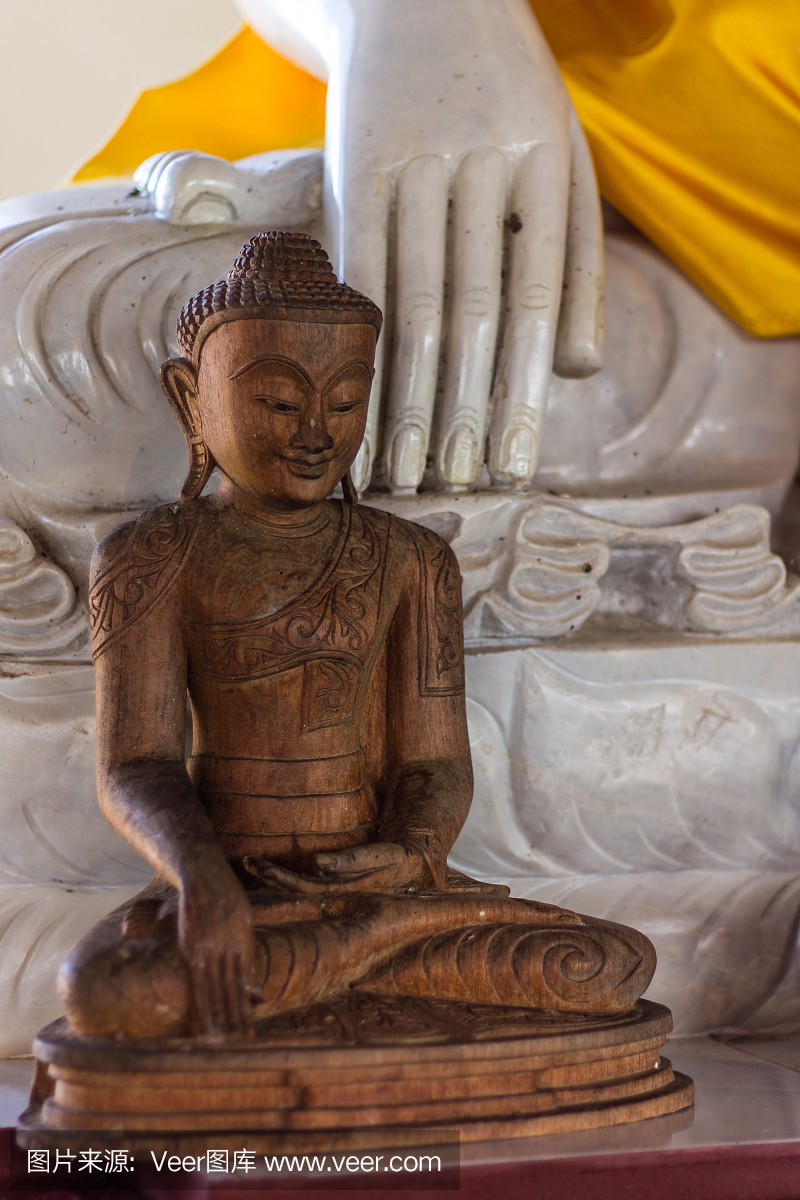 木雕佛雕像在Wat Ban Den,Chiangmai泰国
