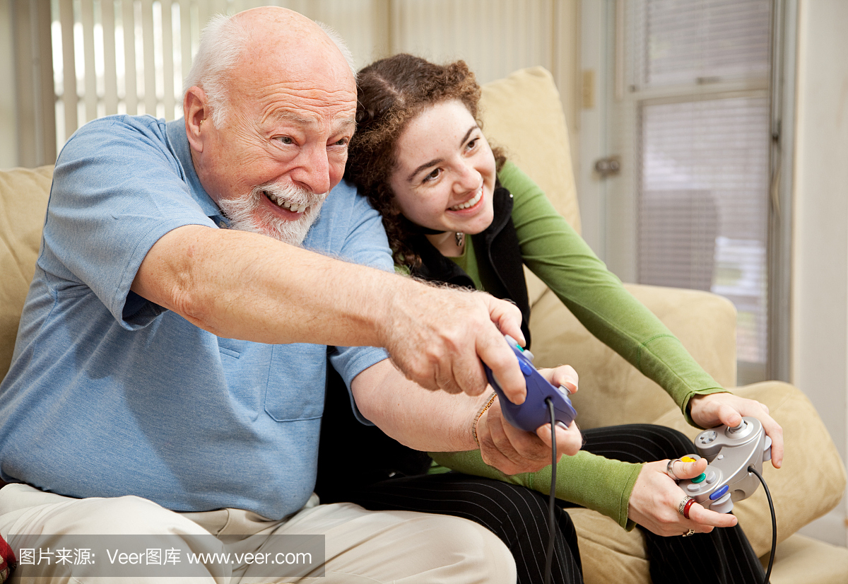 爷爷和青少年玩视频游戏