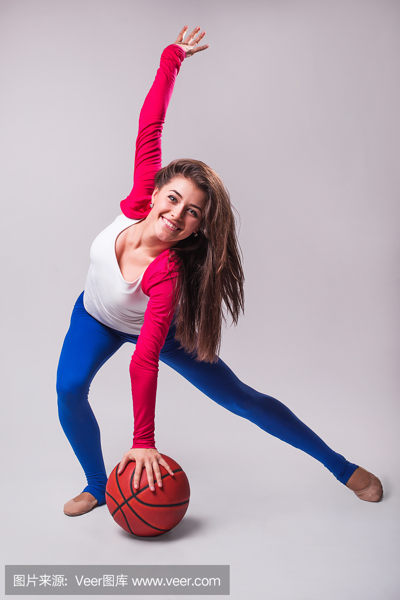 年轻的女子篮球运动员与球的肖像。运动服打篮