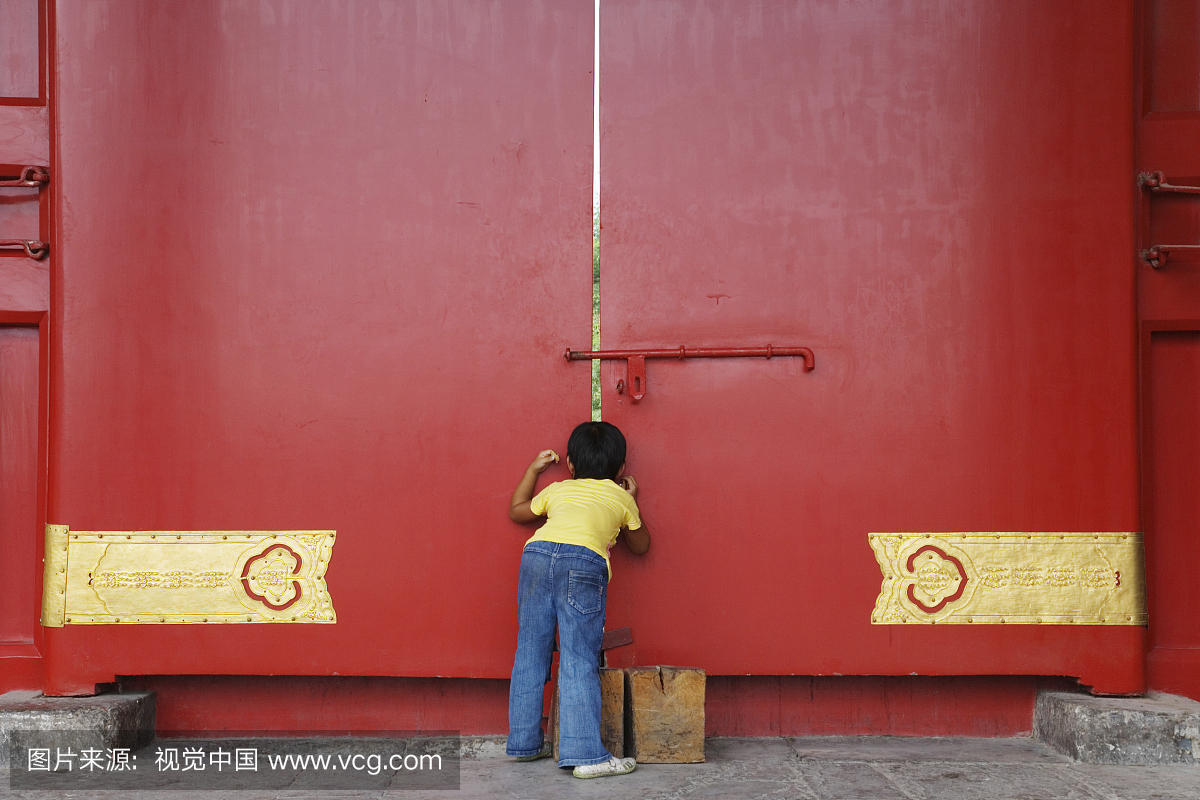 中国,北京,紫禁城,小孩穿过古老的门