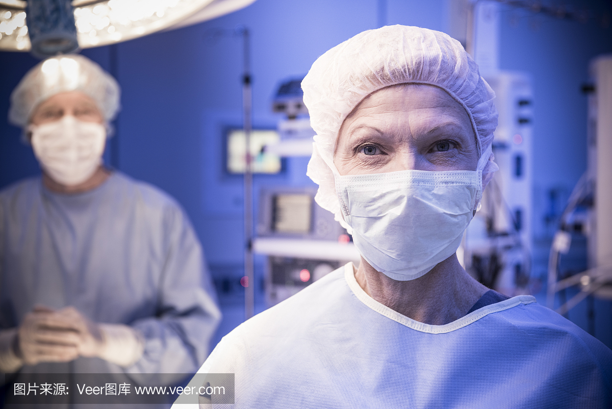 高级女外科医生穿着手术室佩戴面具,肖像