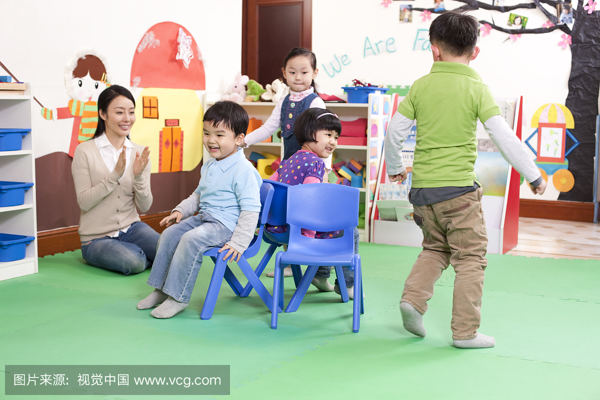 幼儿园小朋友们玩抢椅子游戏
