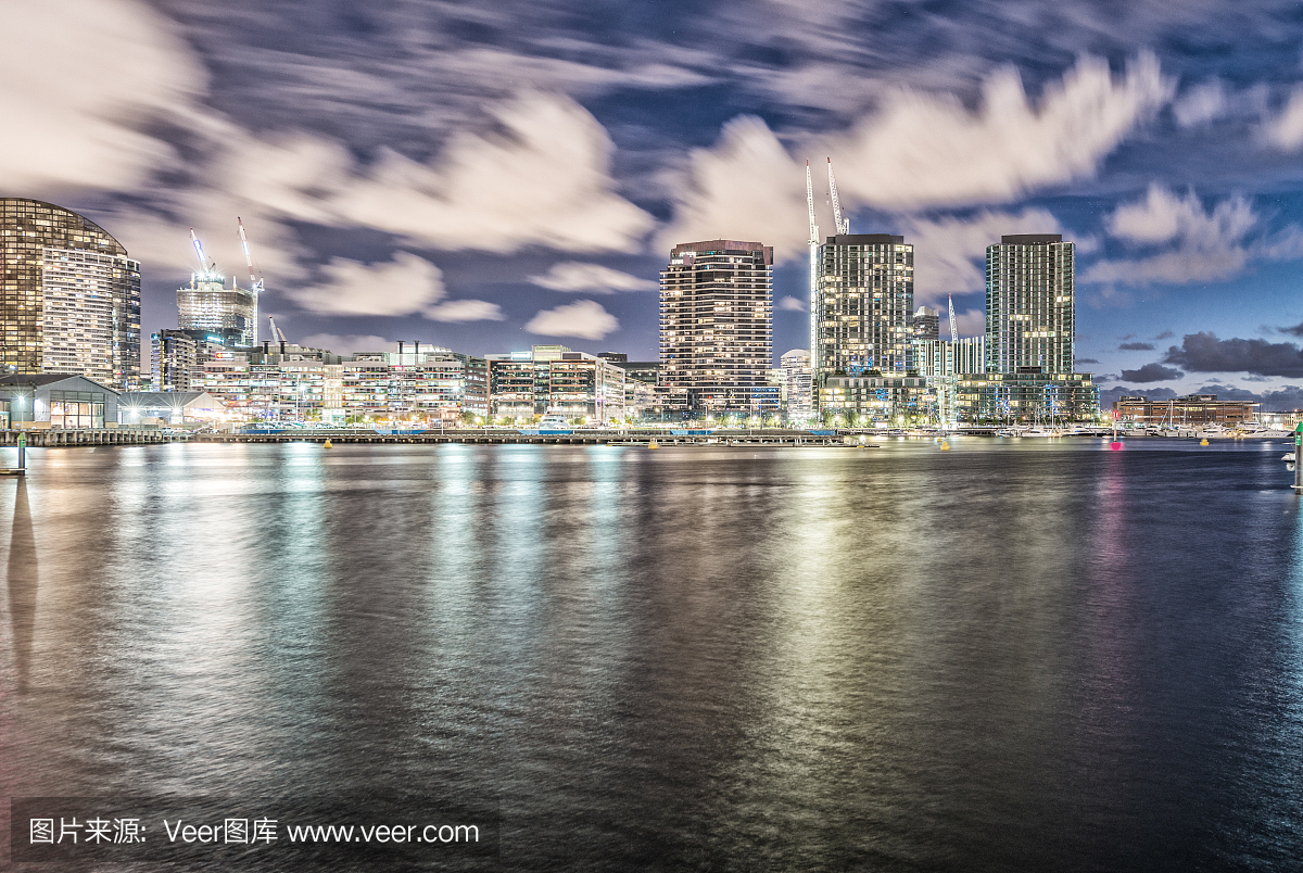 墨尔本,澳大利亚从新码头长廊的夜景。企业所