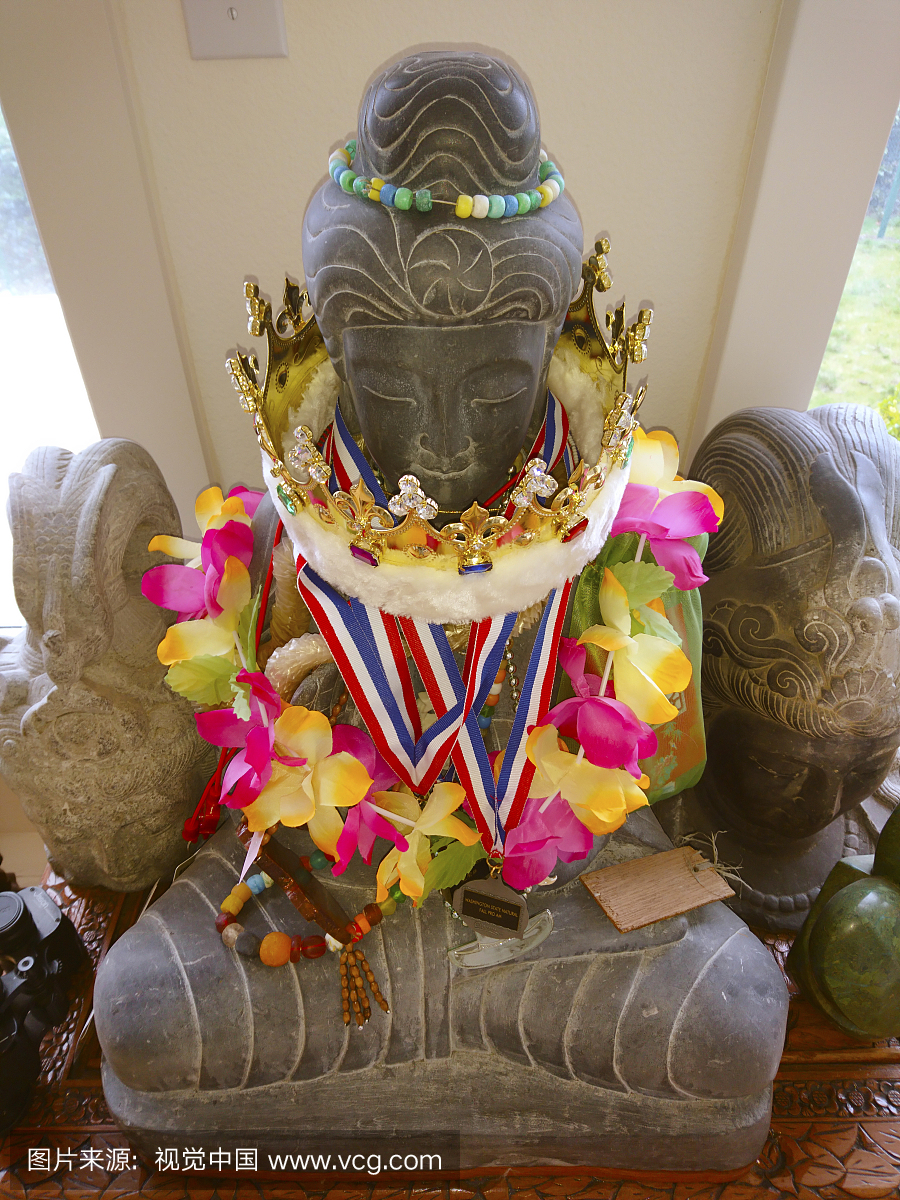 有花圈,奖章和竞赛奖牌,奖牌由两名手雕石头包