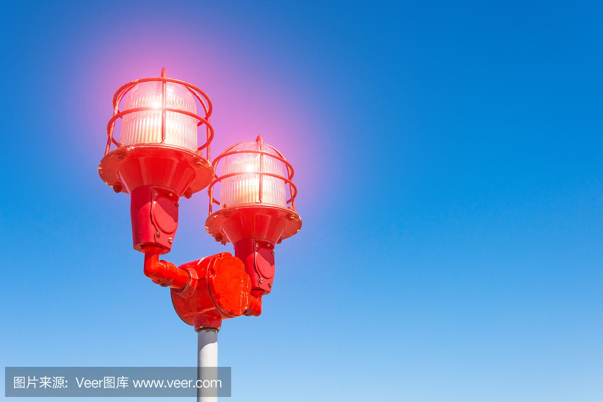 与光的红色警告警告灯,反对蓝天。在夜晚的时