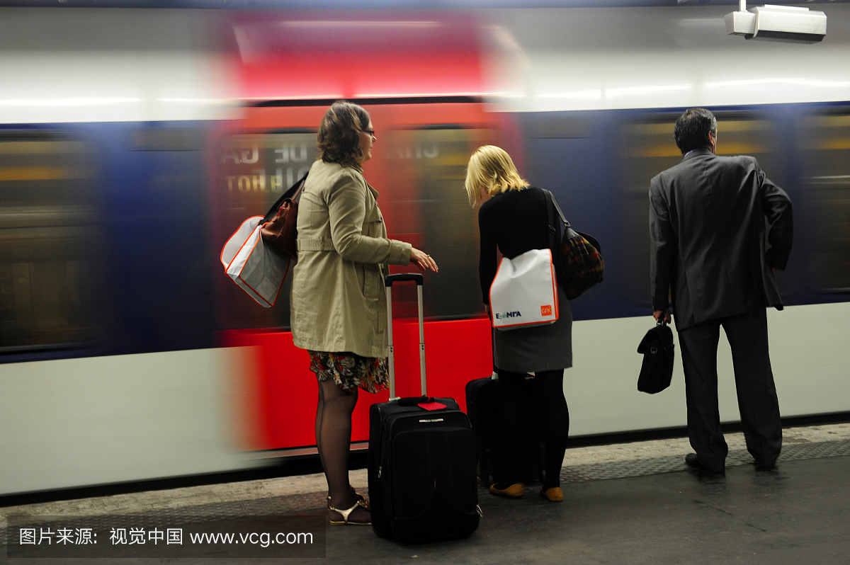 乘客在巴黎地铁站等候地铁RER在法国,欧洲