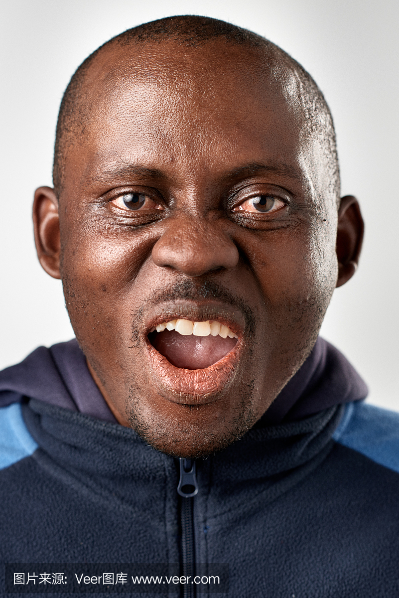 非洲人制作愚蠢乐趣表达的演播室画象