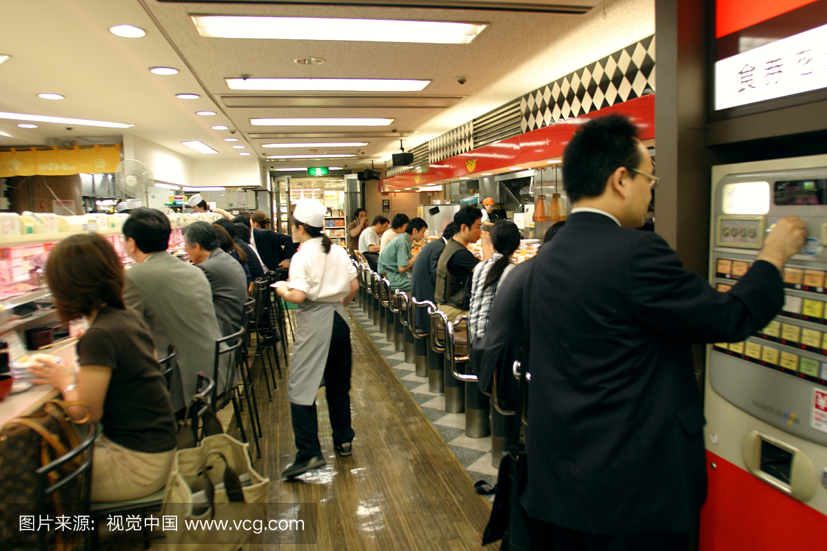 人们在日本东京银座地铁购买和吃饭