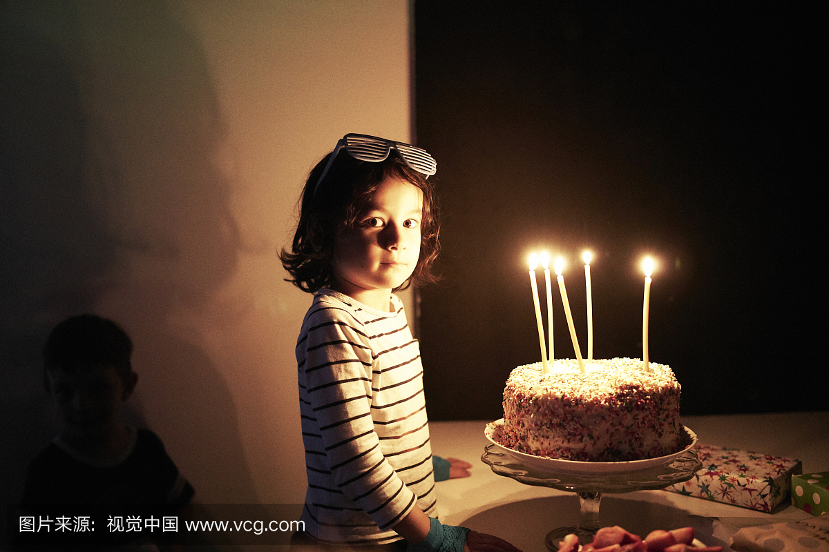 5岁的生日蛋糕的小男孩