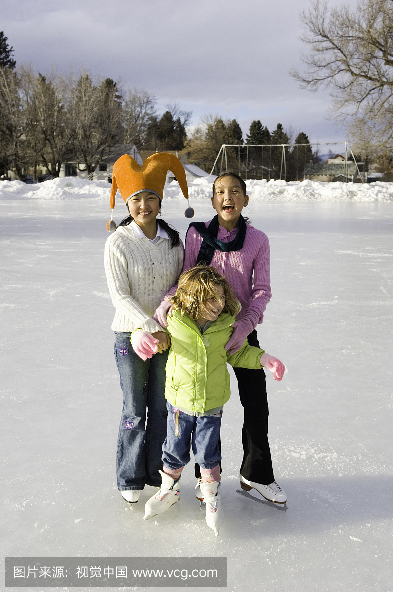 三个女孩40-13)在溜冰鞋,肖像,冬天