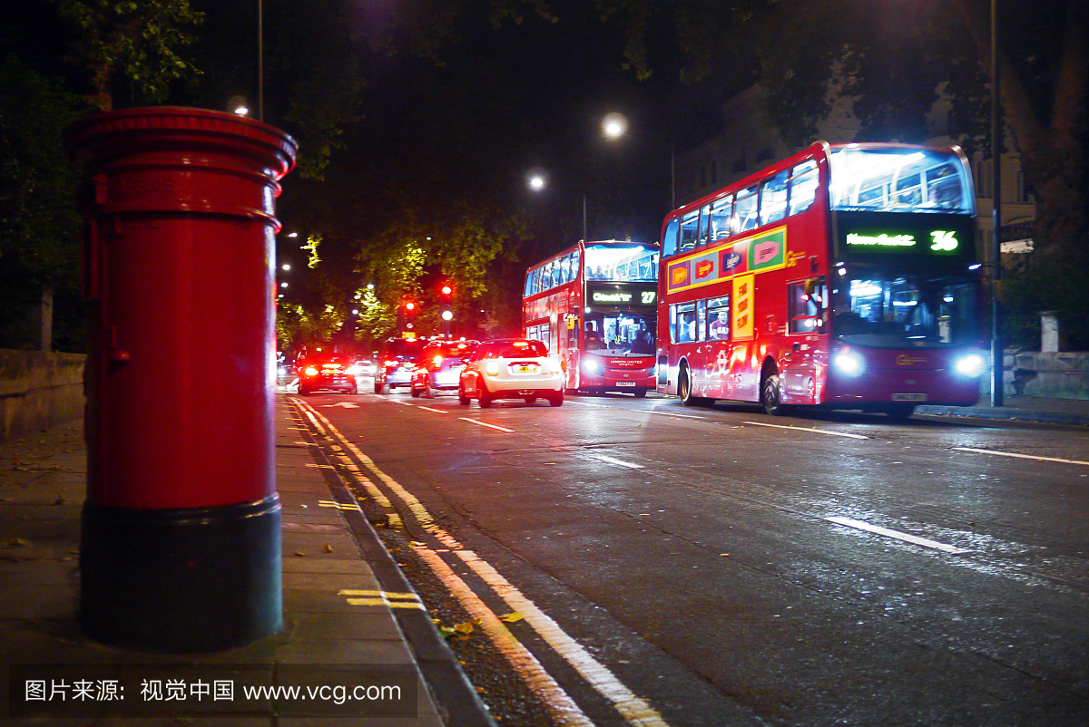 两个红色的伦敦巴士,晚上