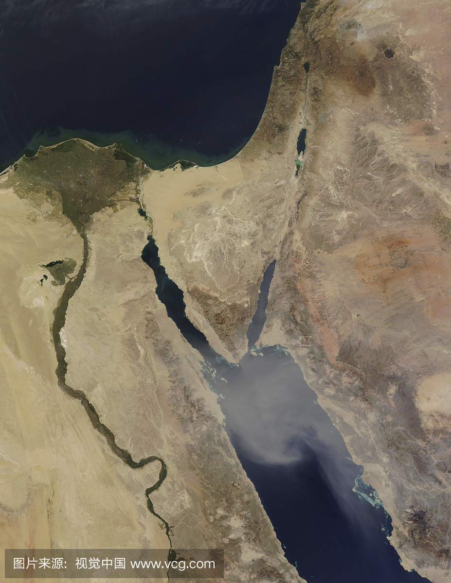 来自沙特阿拉伯的一片褐色灰尘吹过红海。