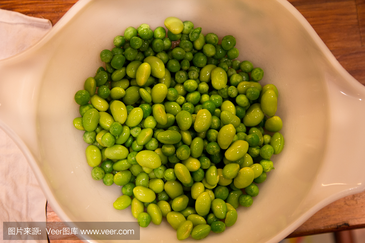 白色陶瓷碗豌豆和大豆