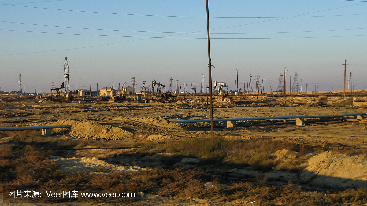 在阿塞拜疆巴库附近的油田开采