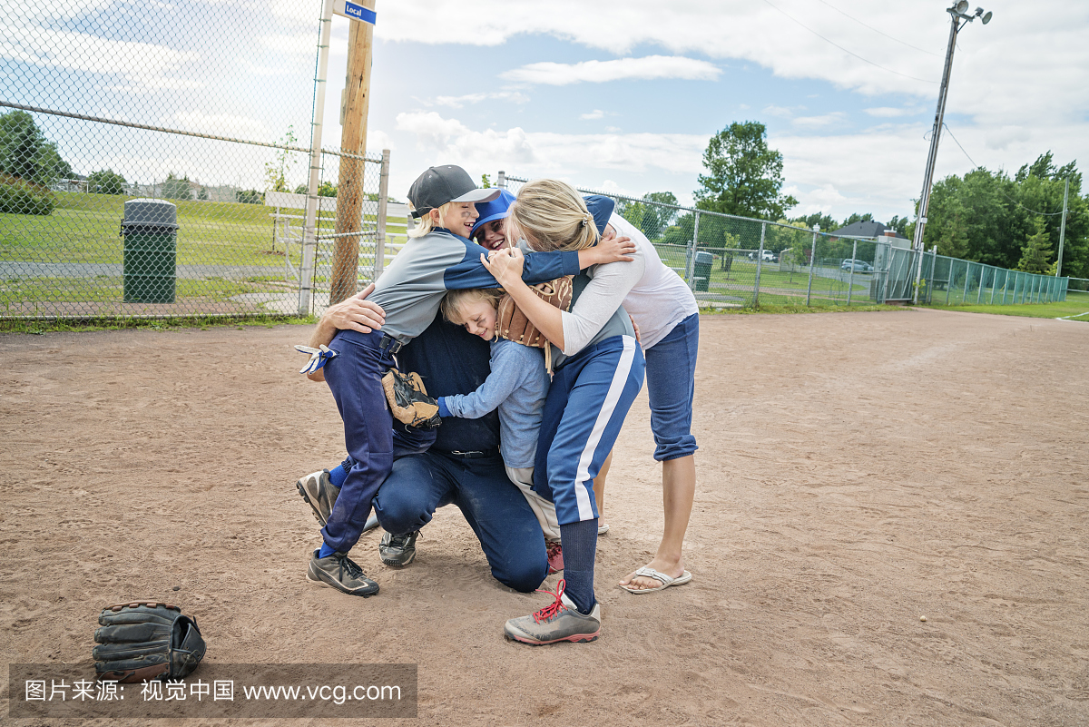一队五人在棒球比赛后拥抱。