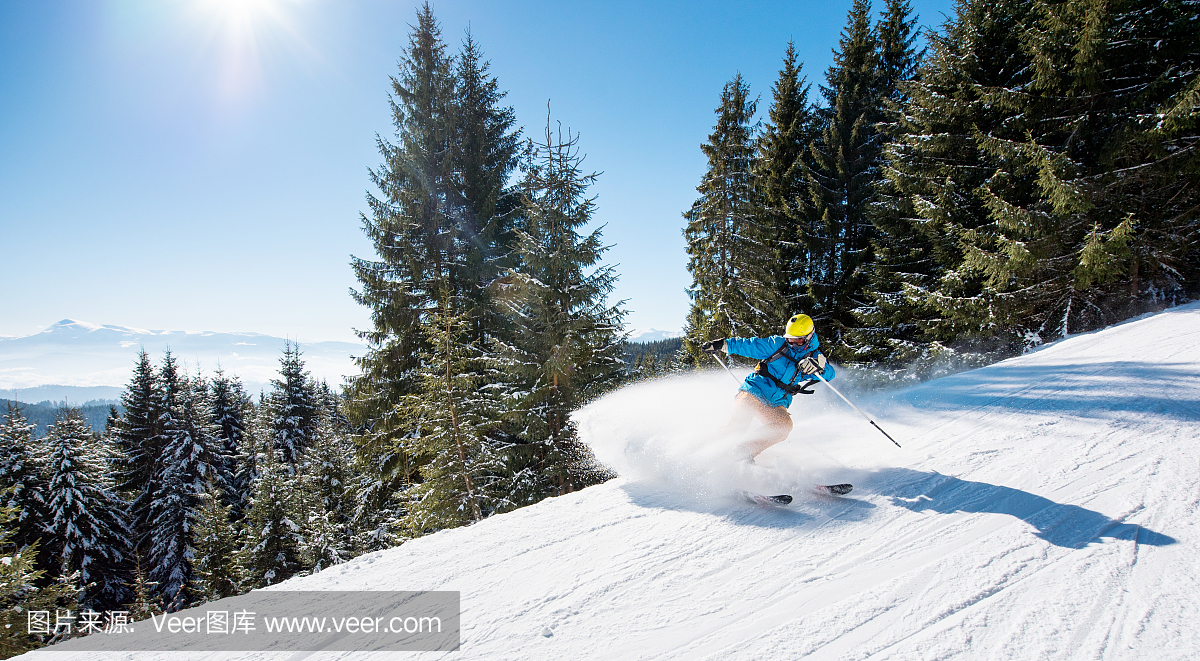 滑雪下山在山上骑copyspace体育休闲冬季滑雪
