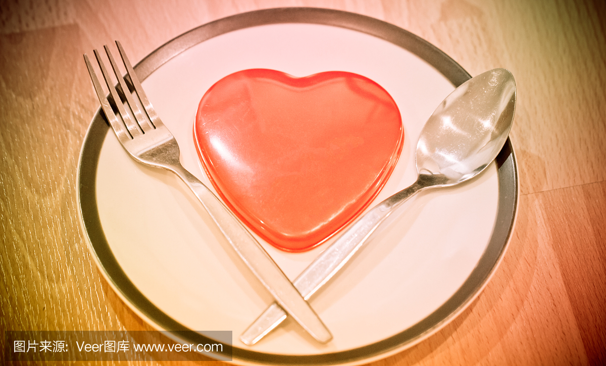 无尽的爱情人节概念,顶视图的红色心脏放在板